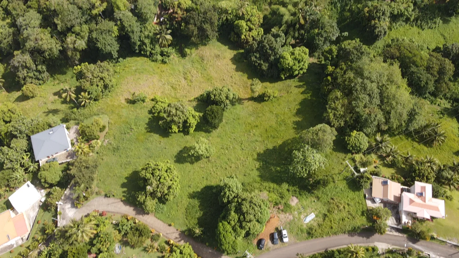 Vue aérienne du terrain et de son environnement à Petite Rivière, Fonds Brûlé, au Robert